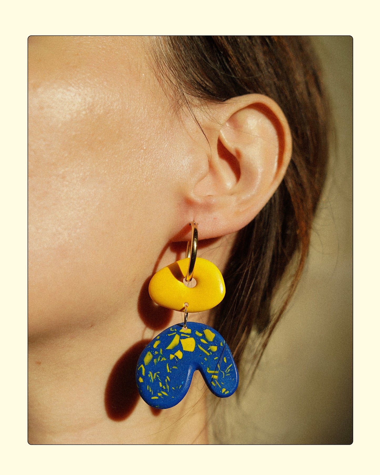 ARCH EARRINGS IN BLUE TERRAZZO