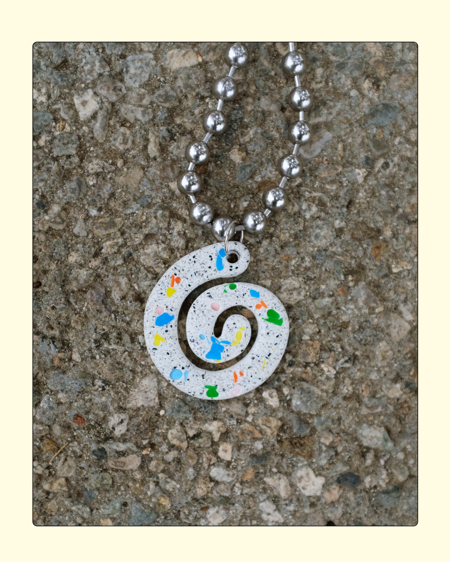 SPIRALING NECKLACE IN LAWN